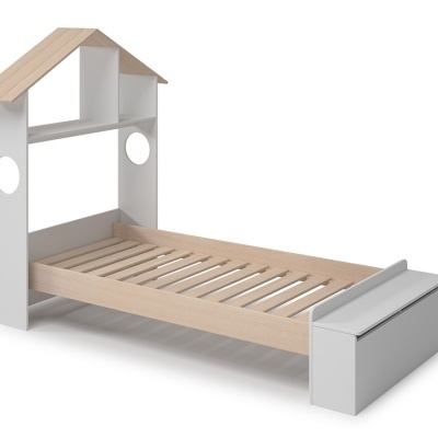 Cama infantil em madeira clara e branca com cabeceira em forma de casa