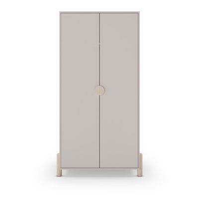 Armário cinzento de duas portas com pegas de madeira