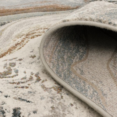 Tapete cinza bege castanho com padrão abstrato e trama visível na parte enrolada