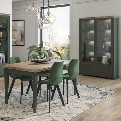 Sala de jantar com mesa de madeira, cadeiras verdes e aparador verde com portas de vidro