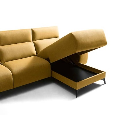 Sofá amarelo com assento com compartimento de arrumação aberto