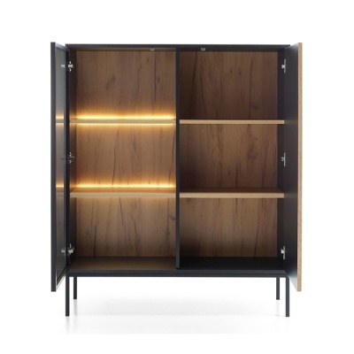 Armário moderno de madeira com portas abertas e iluminação interior