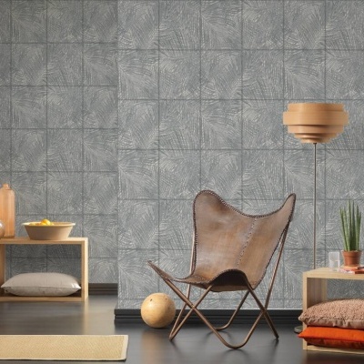 Cadeira em pele castanha com estrutura metálica, mesa de madeira com decoração, tapete bege e candeeiro de pé em ambiente interior.