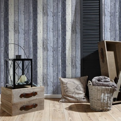 Decoração interior com papel parede, caixa de madeira, almofada, lanterna, cesta e manta