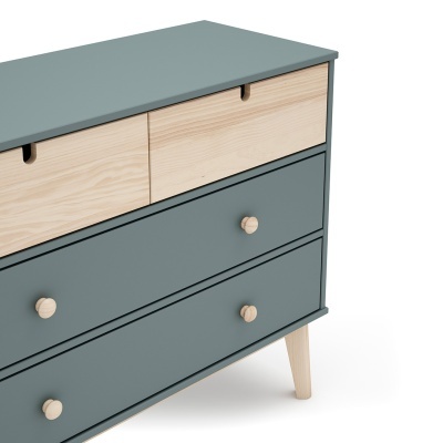 Cómoda cinzento azulado com gavetas em madeira clara e pés inclinados de madeira