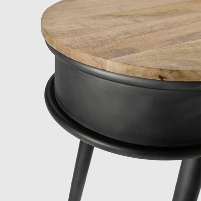 Mesa auxiliar com tampo de madeira clara e estrutura metálica preta