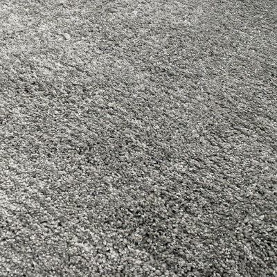 Tapete cinzento claro com textura felpuda