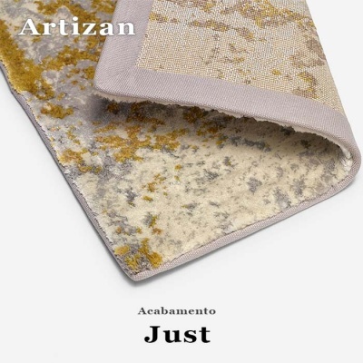 Tapete felpudo cinza, branco e amarelo com acabamento em tecido bege e texto Artizan Acabamento Just