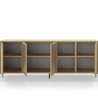 aparador de madeira clara com portas de grelha e pés pretos