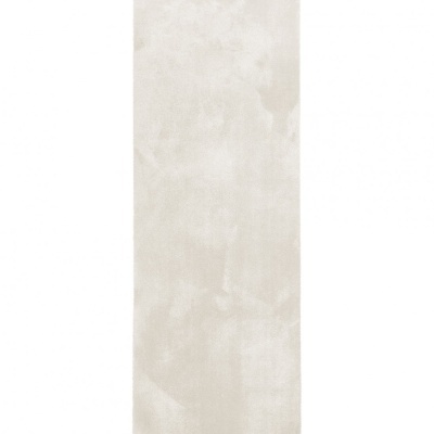 Tapete retangular creme com textura macia.