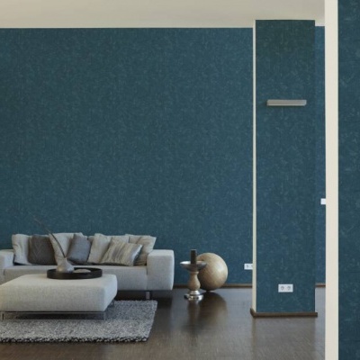 Sala de estar com sofá cinzento, tapete cinzento, parede azul e chão de madeira