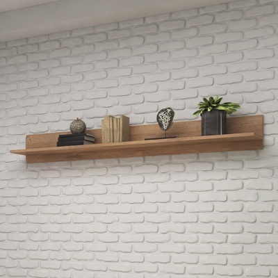 Prateleira de madeira com objetos decorativos numa parede branca de tijolos