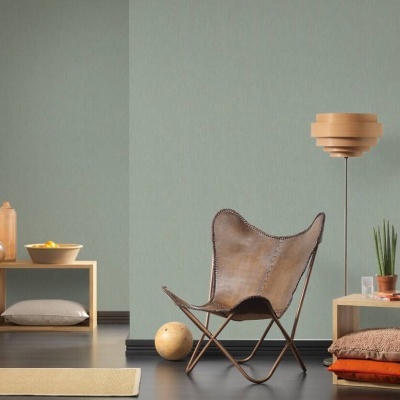 Cadeira de pele castanha com estrutura metálica, luminária em madeira e mesas com decoração