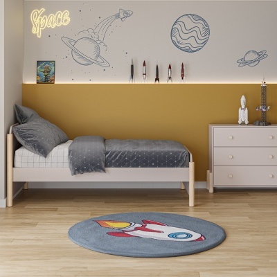 Quarto infantil com cama branca, almofadas cinza, parede pintada e decoração de espaço com foguetes e planetas.