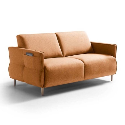 Sofá castanho claro com bolso lateral no braço e pés metálicos