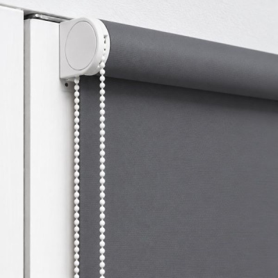 Estore cego de rolo cinzento com corrente de controlo branco