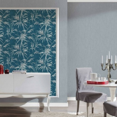 sala de estar com papel de parede azul, móvel branco, mesa redonda e cadeiras cinzentas