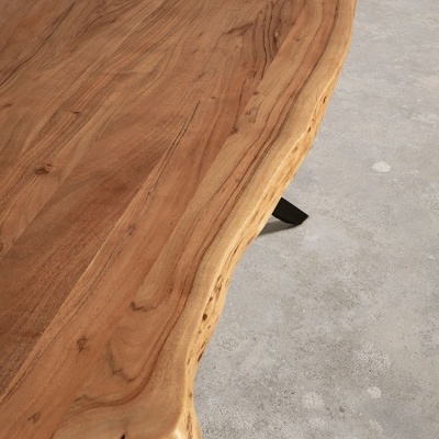 Mesa de madeira natural com borda irregular e pernas metálicas pretas