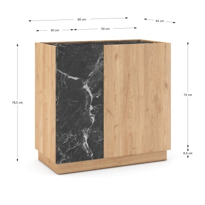 Móvel baixo em madeira clara com porta em padrão preto de mármore.