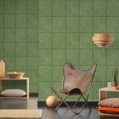 Cadeira mariposa em couro castanho com estrutura metálica, mesa de apoio de madeira, parede verde padrão azulejos.