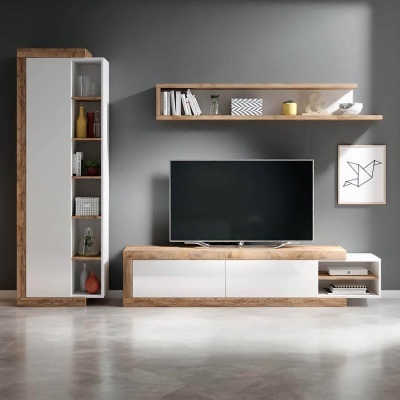 Conjunto de móveis de sala de estar com madeira clara e portas brancas colocado contra parede cinza