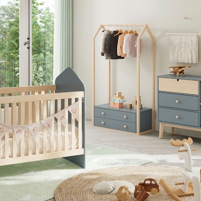 Quarto infantil com mobília de madeira clara e cinza, tapete redondo e brinquedos em madeira