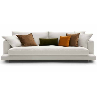 Sofá branco com almofadas castanho, verde e laranja