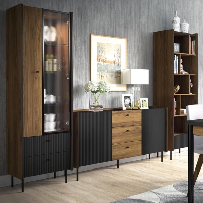 Conjunto de móveis em madeira nogueira e metal preto numa sala com decoração moderna