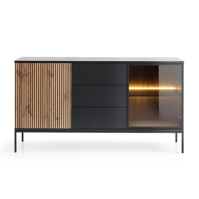 Móvel aparador preto com porta ripada em madeira clara e porta de vidro iluminada