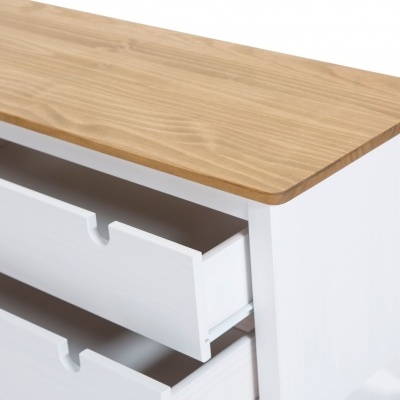 Cómoda branca com tampo em madeira clara e gavetas abertas