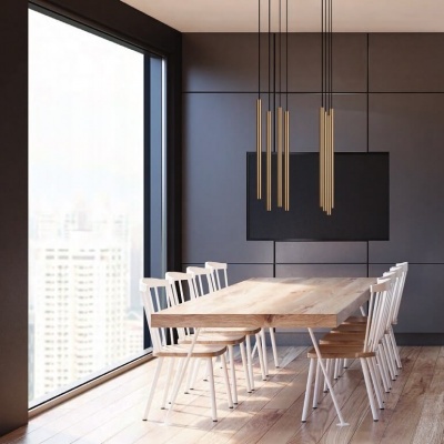 Mesa de madeira clara com cadeiras brancas e pendentes dourados em sala moderna