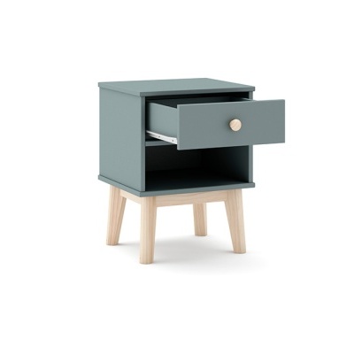 Mesa de cabeceira cinzenta com gaveta aberta e pernas de madeira clara