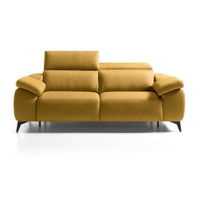 Sofá amarelo mostarda de três lugares com braços largos e almofadas ajustáveis