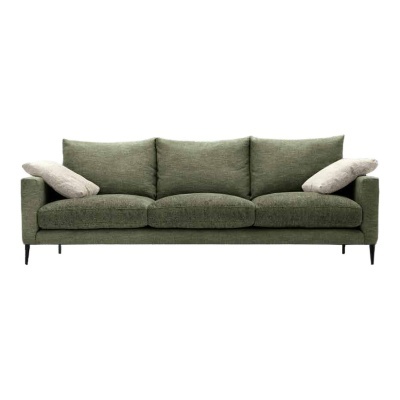 Sofá verde escuro com quatro almofadas e pés pretos