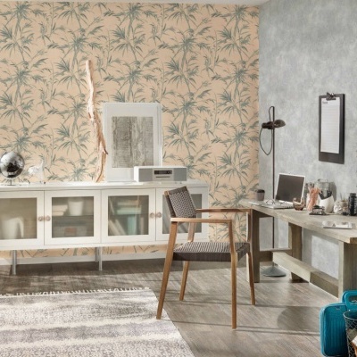 Escritório moderno com móveis de madeira clara, parede com papel de parede floral e parede cinza, mesa com computador portátil, cadeira e decoração minimalista