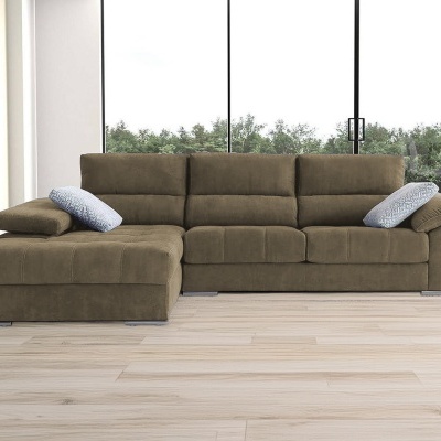 Sofá chaise longue castanho com almofadas cinza em sala moderna