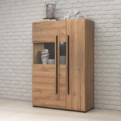 Móvel de madeira clara com portas de vidro e alças pretas