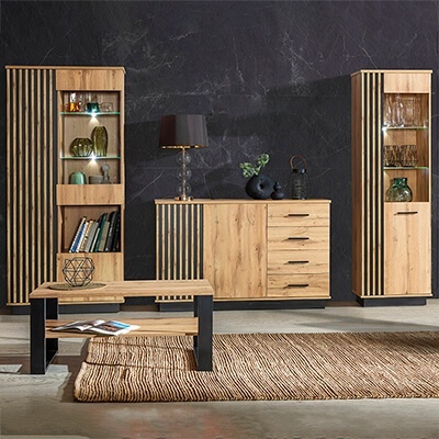 Móveis de sala em madeira clara com detalhes pretos e tapete bege
