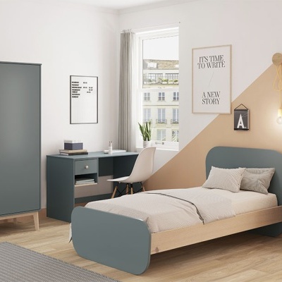 Quarto moderno com móveis em azul e madeira clara, cama, armário, secretária e decoração minimalista