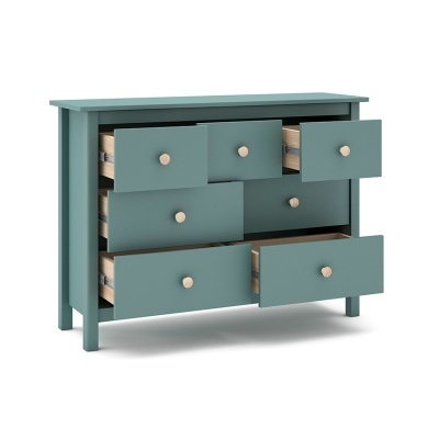 Cómoda verde-azulado com sete gavetas e puxadores redondos em madeira