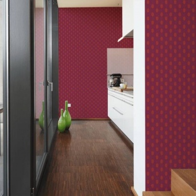 Cozinha branca com papel parede vermelho e padrão amarelo, chão de madeira escura e portas de vidro para área externa