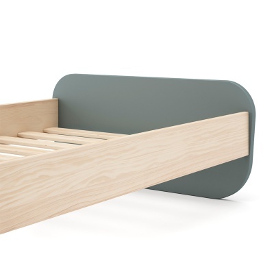 Cama de solteiro de madeira clara com cabeceira cinza fosco arredondada