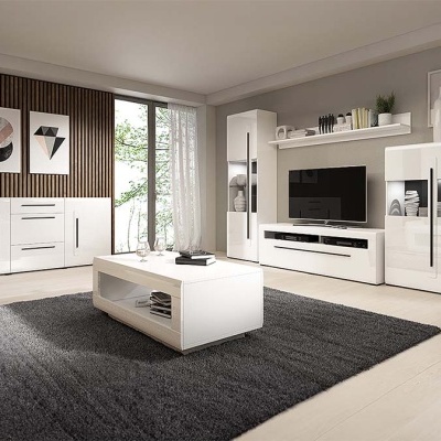 Sala de estar moderna com móveis brancos e tapete cinzento escuro