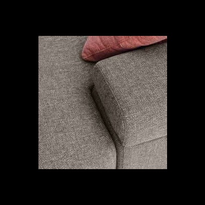 Sofá cinzento claro de tecido texturizado com almofada rosa em relevo