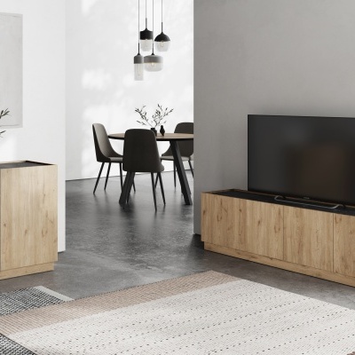 Sala de estar com móveis em madeira clara e cinza com televisão e espelho