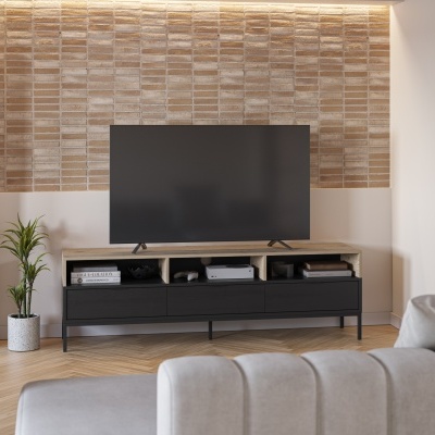 Móvel TV com televisão, planta e sofá num ambiente de sala moderno