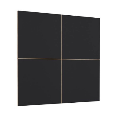 Quatro painéis quadrados pretos com bordas castanhas claras alinhados em 2x2