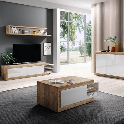 Sala de estar com móveis em madeira e portas brancas brilhantes