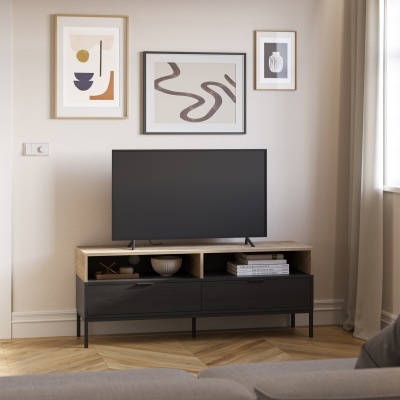 Móvel de TV em madeira com gavetas pretas numa sala com quadros abstratos e janela com cortina