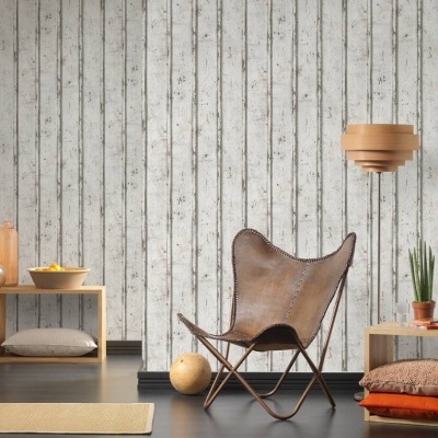 Cadeira de couro castanho e móveis de madeira clara com objetos decorativos. 